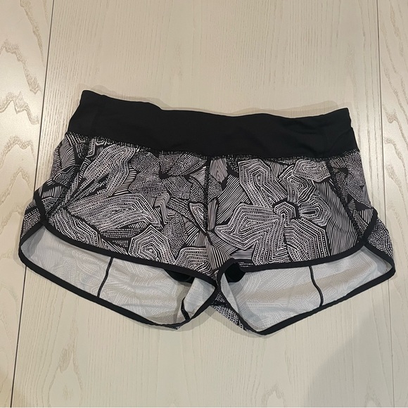 Lululemon Speed Short W7A19S (Dottie Tribe White Black / Black) - Size 8 - Picture 3 of 7